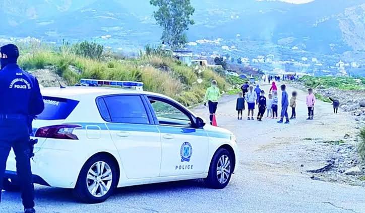 Σκηνή πυροβολισμών στο Ριγανόκαμπο, με αστυνομικούς και κατοίκους