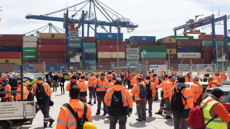 Συγκέντρωση εργατών στο Νέο Λιμάνι της Πάτρας