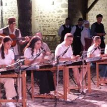 Tο «Νεανικό Φωνητικό Σύνολο Παραδοσιακής Μουσικής» στην Αιγιάλεια 1 Tο «Νεανικό Φωνητικό Σύνολο Παραδοσιακής Μουσικής» στην Αιγιάλεια