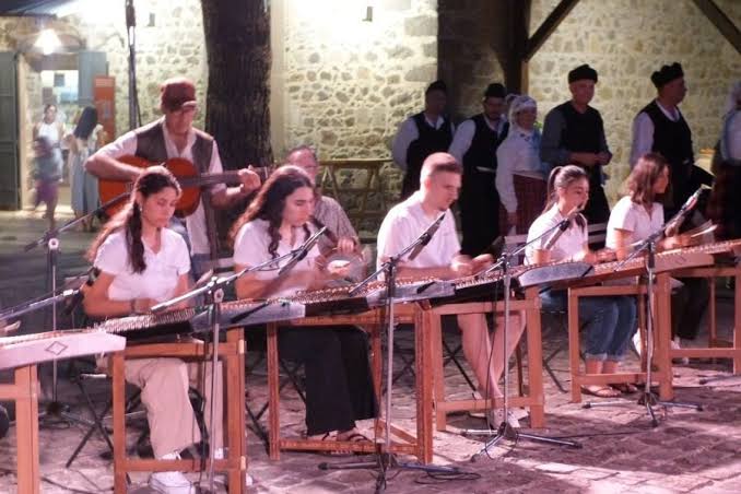 Tο «Νεανικό Φωνητικό Σύνολο Παραδοσιακής Μουσικής» στην Αιγιάλεια