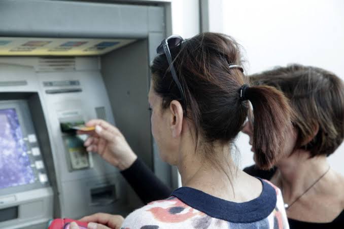 Γραφικό που δείχνει αριθμό των πληρωμένων από e-ΕΦΚΑ και ΔΥΠΑ έως 23 …
