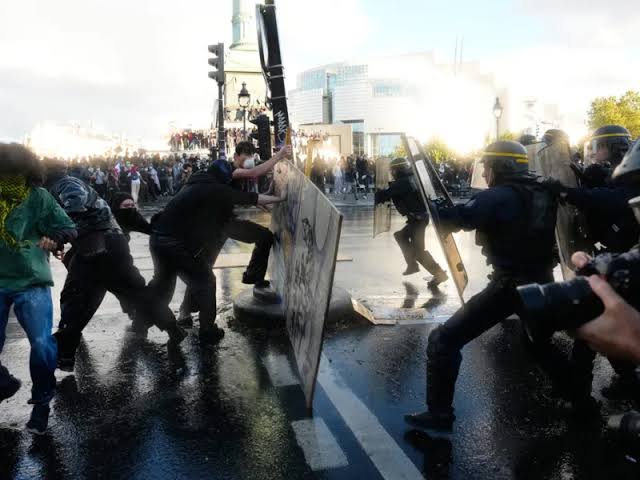 Παρίσι: Επεισόδια μεταξύ διαδηλωτών και αστυνομίας