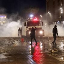Τίρανα: Χιλιάδες στους δρόμους κατά του Ράμα – «Παραιτήσου» φωνάζουν οι πολίτες 2 Τίρανα: Χιλιάδες στους δρόμους κατά του Ράμα – «Παραιτήσου» φωνάζουν οι πολίτες