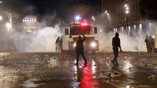 Τίρανα: Χιλιάδες στους δρόμους κατά του Ράμα – «Παραιτήσου» φωνάζουν οι πολίτες 14 Τίρανα: Χιλιάδες στους δρόμους κατά του Ράμα – «Παραιτήσου» φωνάζουν οι πολίτες