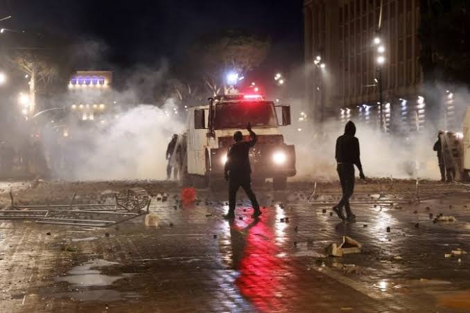 Τίρανα: Χιλιάδες στους δρόμους κατά του Ράμα – «Παραιτήσου» φωνάζουν οι πολίτες 