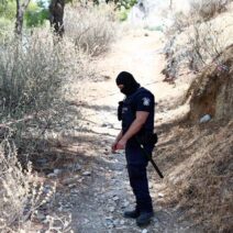 Άνδρας με κράνιο και οστά σε ελαιώνα στα Χανιά