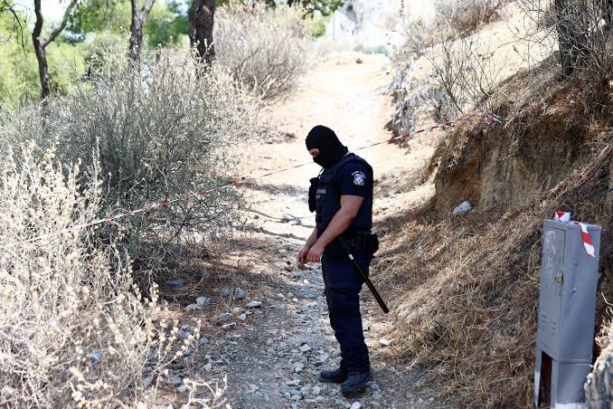 Άνδρας με κράνιο και οστά σε ελαιώνα στα Χανιά