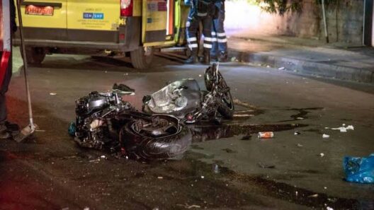 Θηβών: Τροχαίο με σοβαρά τραυματίες από εκτροπή μηχανής 15 Τροχαίο στην Θεβών με σοβαρούς τραυματίες από εκτός δρόμου μηχανή