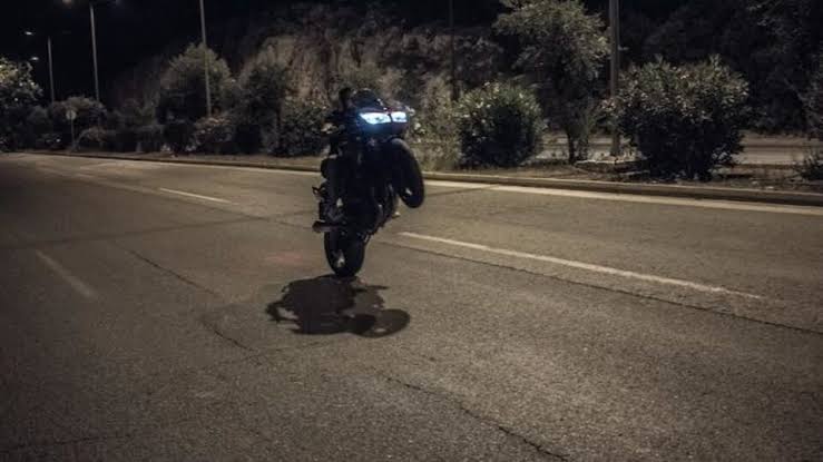 Πάτρα: Κόντρες και μεταμεσονύχτια «πάρτι» στους δρόμους - Από μηχανόβιους κάτω από την «μύτη» της Αστυνομίας ΦΩΤΟ 5 Πάτρα: Κόντρες και μεταμεσονύχτια «πάρτι» στους δρόμους - Από μηχανόβιους κάτω από την «μύτη» της Αστυνομίας ΦΩΤΟ