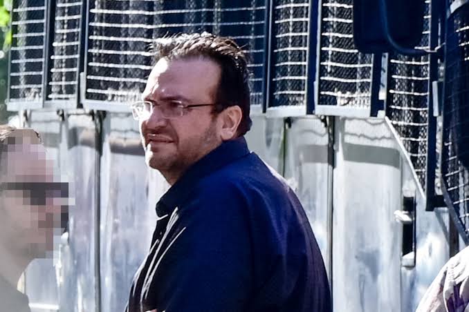Ο Καμπουρης σε συνέντευξη, με έντονο βλέμμα και σοβαρή έκφραση