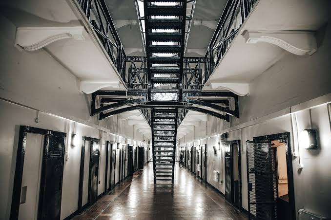Αγρίνιο: Εξω με ποινή φυλάκισης για διακεκριμένη κλοπή, ληστεία, όπλα