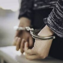 Γυναίκα σε σκηνή σύλληψης για κλοπή κυκλοφορίας στην Αίγιο