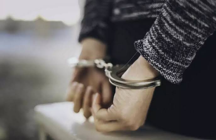 Γυναίκα σε σκηνή σύλληψης για κλοπή κυκλοφορίας στην Αίγιο