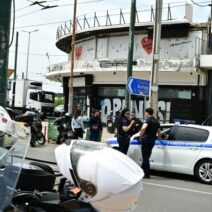 Ηλεία: Απείλησαν, προκάλεσαν φθορές και πυροβόλησαν 1 Φωτογραφία από την Ηλεία με φθορές και πυροβολισμένα σημεία