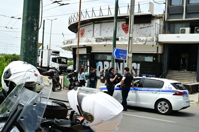 Ηλεία: Απείλησαν, προκάλεσαν φθορές και πυροβόλησαν 8 Φωτογραφία από την Ηλεία με φθορές και πυροβολισμένα σημεία