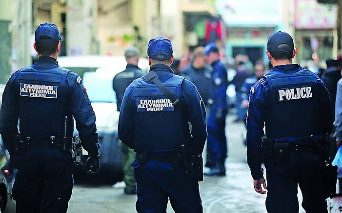 Αστυνομικοί στην Αχαΐα συζητούν την εξαίρεση εκπαιδευτικών
