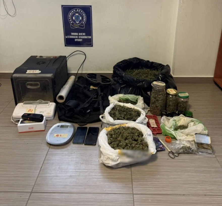 Είχαν στήσει εργαστήριο κάνναβης σε αυλή σπιτιού στον Κάλαμο ΦΩΤΟ 6 Είχαν στήσει εργαστήριο κάνναβης σε αυλή σπιτιού στον Κάλαμο ΦΩΤΟ