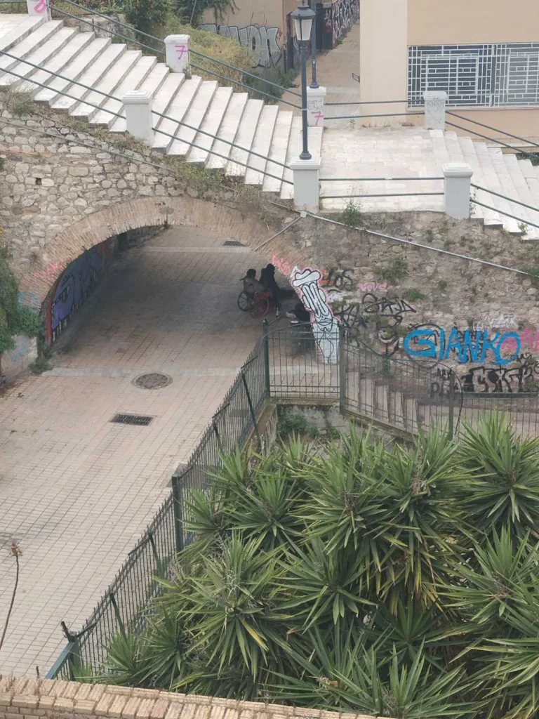 Πάτρα: Απειλές, ηχορύπανση και προσφυγή στη δικαιοσύνη για παράνομα τραπεζάκια – Στο «κόκκινο» η κατάσταση στον πεζόδρομο της Ηφαίστου ΦΩΤΟ 6 Πάτρα: Απειλές, ηχορύπανση και προσφυγή στη δικαιοσύνη για παράνομα τραπεζάκια – Στο «κόκκινο» η κατάσταση στον πεζόδρομο της Ηφαίστου ΦΩΤΟ
