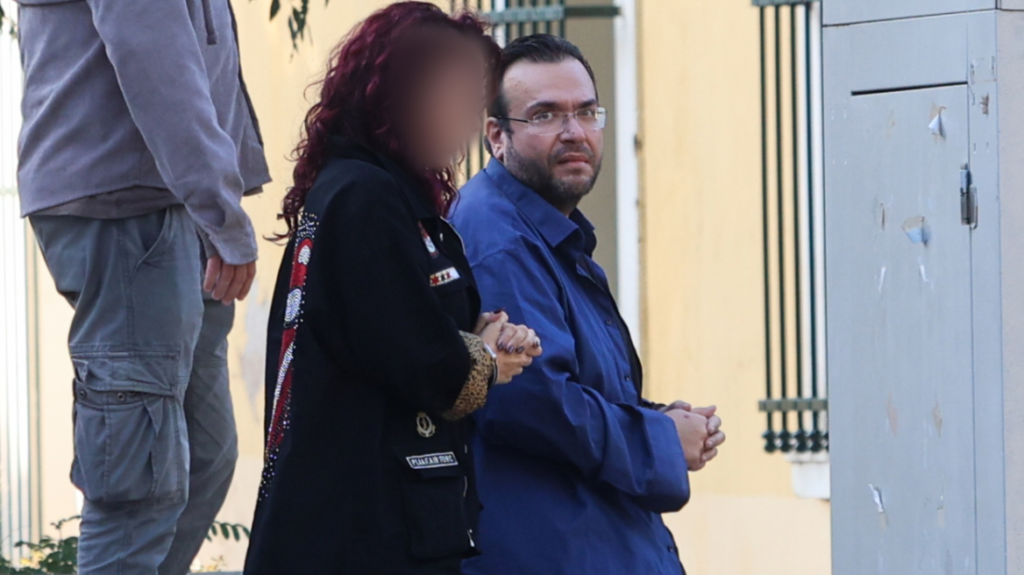 Φωτογραφία του Φίλππου Καμπούρη με λογιστές μετά τις απολογίες του