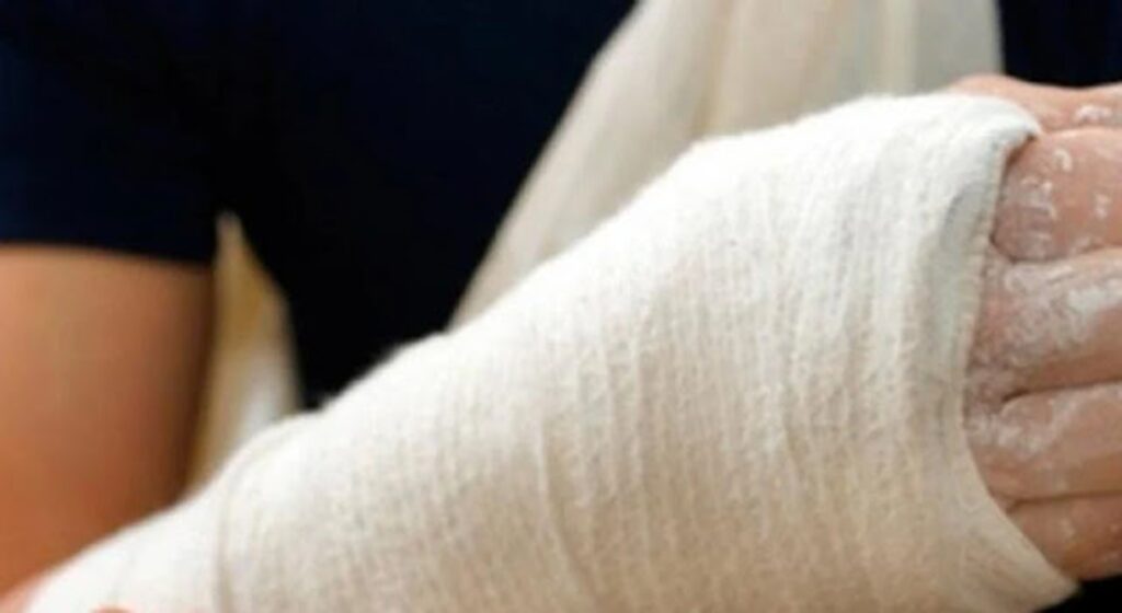 Πάτρα: Με κάταγμα στο χέρι και ρήξη τυμπάνου ο 15χρονος που λήστεψαν ανήλικοι