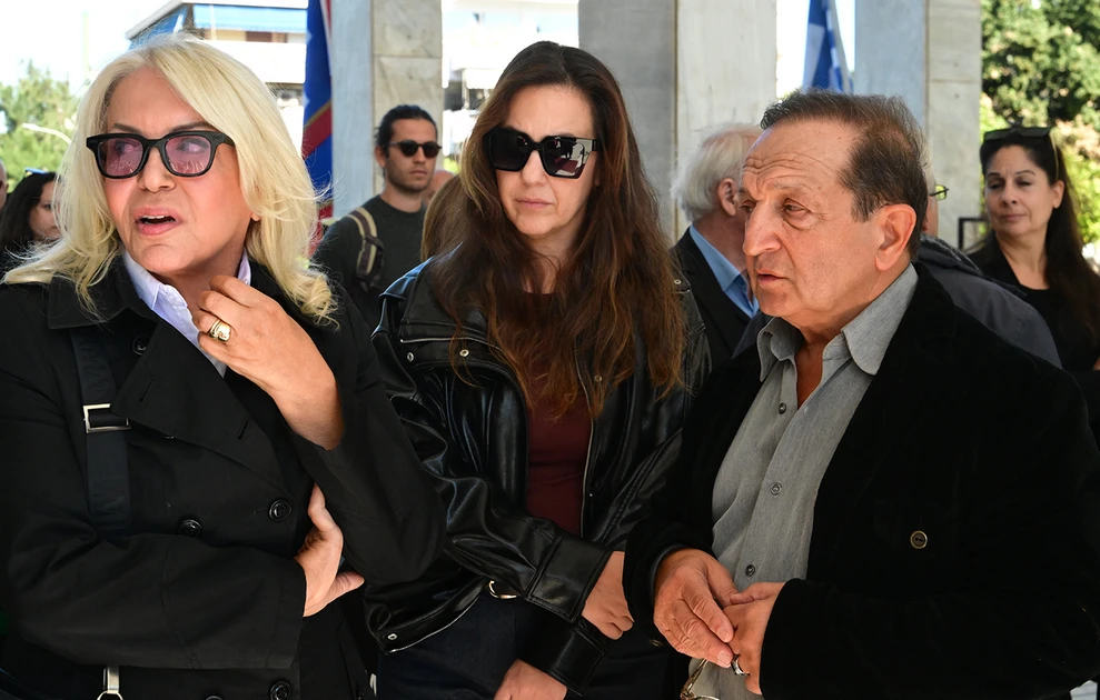 Μπέτυ Βαλάση: Συγκίνηση στο τελευταίο «αντίο» στη «Λωξάντρα» ΦΩΤΟ 8 Μπέτυ Βαλάση: Συγκίνηση στο τελευταίο «αντίο» στη «Λωξάντρα» ΦΩΤΟ