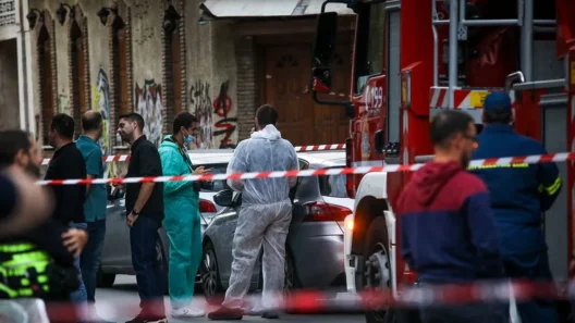 Κολωνός: Τα σενάρια και τα πρόσωπα που εξετάζουν οι Αρχές μετά την έκρηξη 12 Κολωνός: Τα σενάρια και τα πρόσωπα που εξετάζουν οι Αρχές μετά την έκρηξη