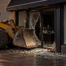 Εύβοια: Εκλεψαν κοσμηματοπωλείο με φορτωτή ΒΙΝΤΕΟ