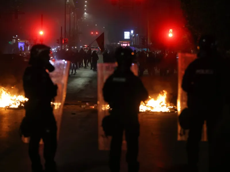 Συγκλονιστική σκηνή συγκρούσεων στο Κόσβο με τραυματίες στη Βουλή