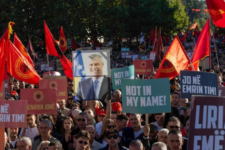 Κόσοβο: Σφοδρές συγκρούσεις με τραυματίες στη Βουλή ΒΙΝΤΕΟ 5 Κόσοβο: Σφοδρές συγκρούσεις με τραυματίες στη Βουλή ΒΙΝΤΕΟ