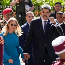 CNN: Ο Μαδούρο και η γυναίκα του αντιμέτωποι με βασανισμούς Αμερικανών κρατουμένων 1 Νικολάς Μανδούρο με τη σύζυγό του σε επίσημη εκδήλωση