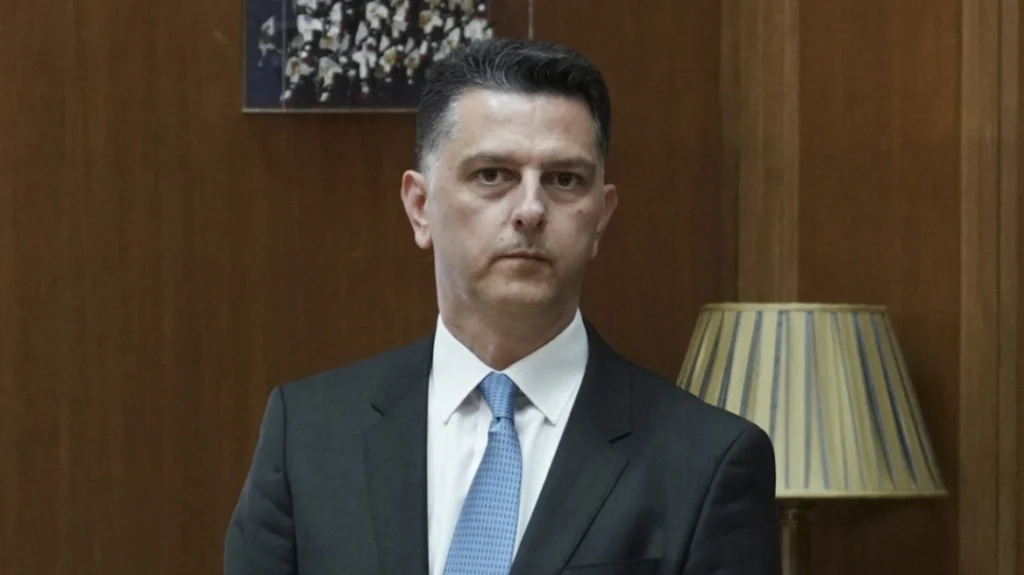 Αποχωρεί ο Αχαιός διευθυντής του γραφείου του Πρωθυπουργού στη Βουλή, Μιχάλης Μπεκίρης