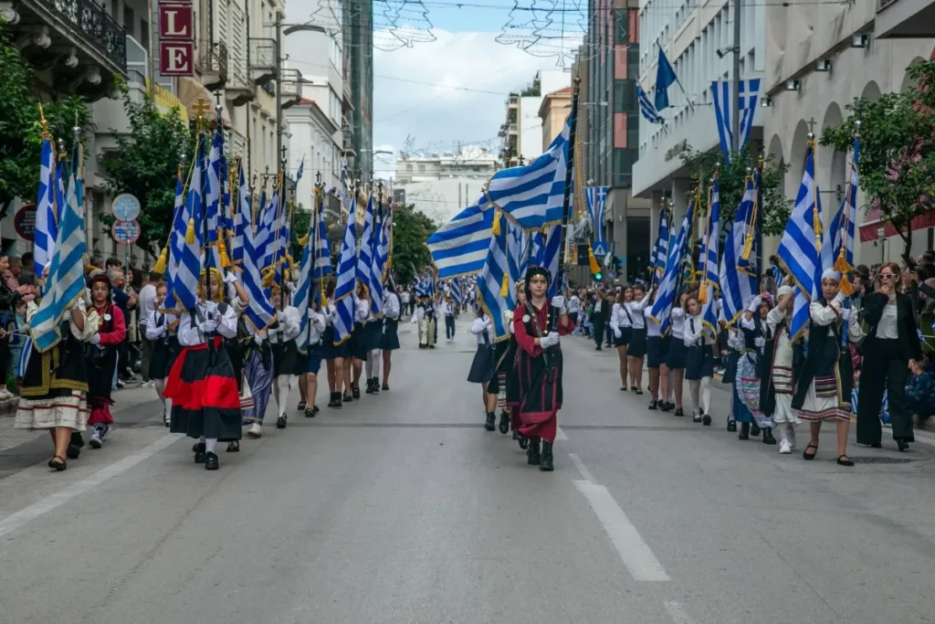 LIVE-Πάτρα: Η μεγάλη στρατιωτική και μαθητική παρέλαση για την 28η Οκτωβρίου