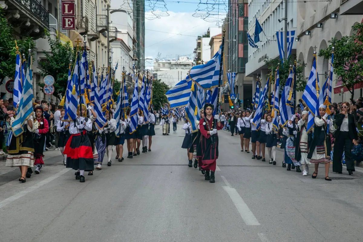 LIVE-Πάτρα: Η μεγάλη στρατιωτική και μαθητική παρέλαση για την 28η Οκτωβρίου