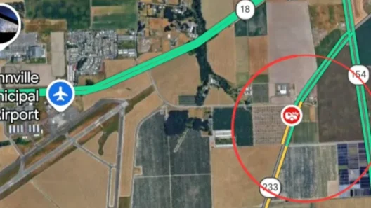 Πανόραμα του αερολιμένα McMinnville Municipal με ελικόπτερο σε σύγκρουση