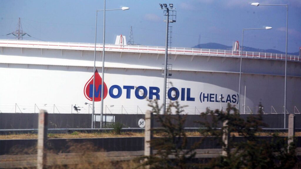 Μπουκάλι λιπαντικού κινητήρα σε σκηνικό εργοταξίου μετά από ατύχη…
