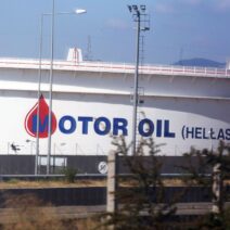 Μπουκάλι λιπαντικού κινητήρα σε σκηνικό εργοταξίου μετά από ατύχη…