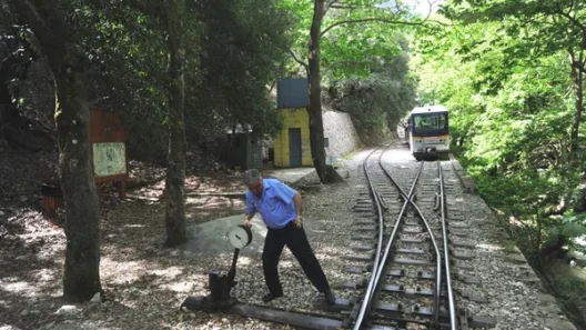 Ράγκος σιδηρόδρομος Οδοντωτός στο Διάκοπο με βουνά στο φόντο