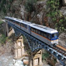 Τρένο Οδοντότος διασχίζει το φαράγγι κοντά στο Καλάβρυτα