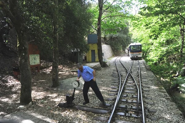 Ράγκος σιδηρόδρομος Οδοντωτός στο Διάκοπο με βουνά στο φόντο