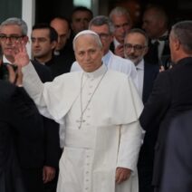 Επέστρεψε στο Βατικανό ο Πάπας - Αποχώρησε πεζός από το νοσοκομείο ΒΙΝΤΕΟ