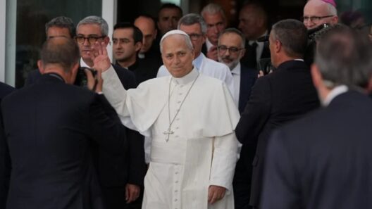 Επέστρεψε στο Βατικανό ο Πάπας - Αποχώρησε πεζός από το νοσοκομείο ΒΙΝΤΕΟ
