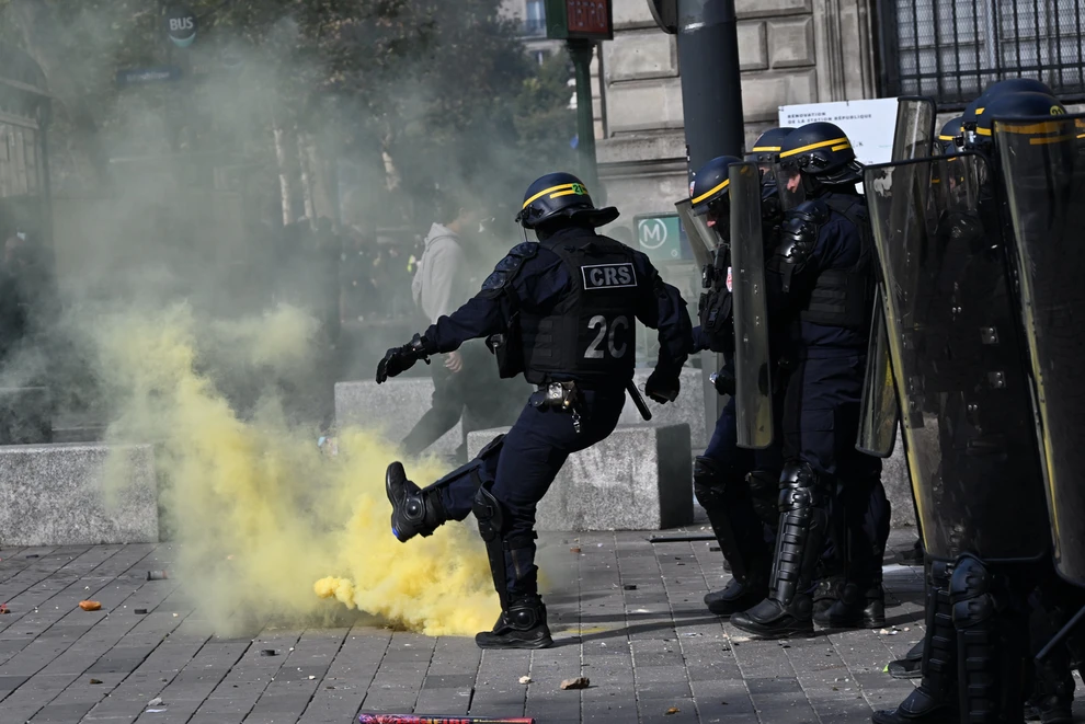 «Καίγεται» η Γαλλία από τις μαζικές διαδηλώσεις - Εισέβαλαν στο δημαρχείο της Μασσαλίας ΦΩΤΟ - ΒΙΝΤΕΟ 6 «Καίγεται» η Γαλλία από τις μαζικές διαδηλώσεις - Εισέβαλαν στο δημαρχείο της Μασσαλίας ΦΩΤΟ - ΒΙΝΤΕΟ