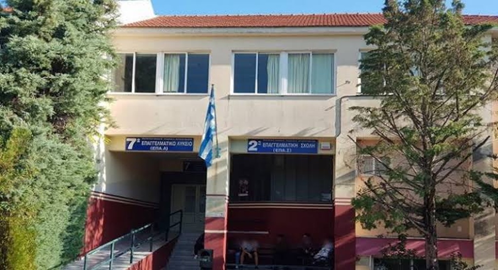Πάτρα: Μαθητές του 7ου ΕΠΑΛ κάνουν μάθημα με τους φακούς των κινητών - Τι απαντά ο Δήμος