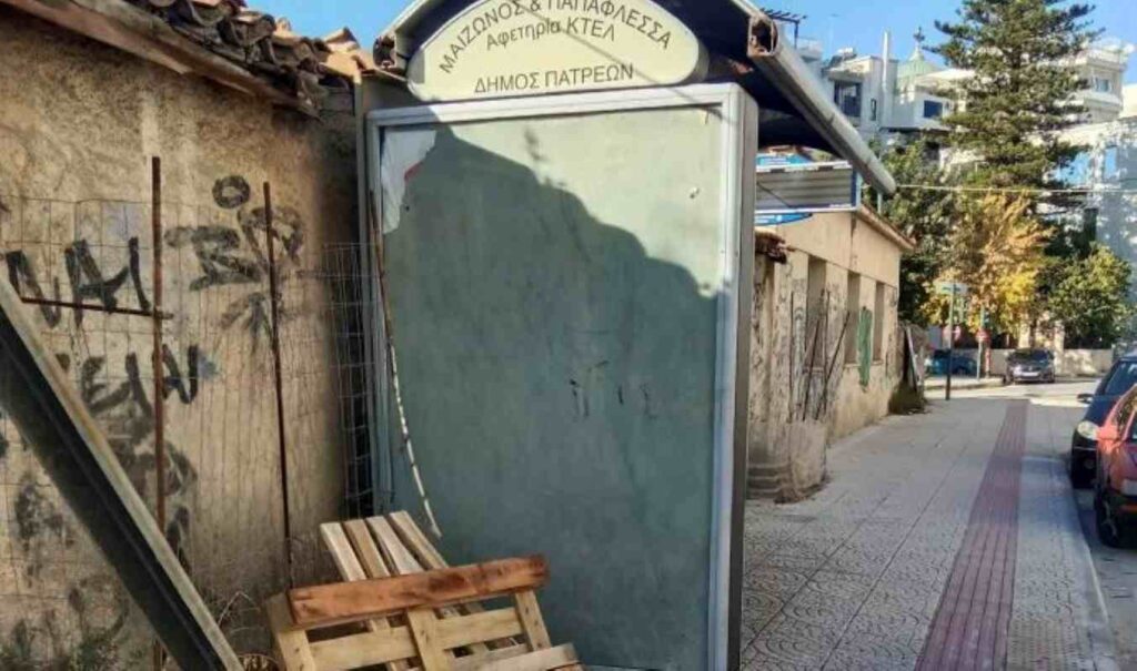 Πάτρα: Κατάρρευση στέγης σε Στάση του Αστικού λεωφορείου ΦΩΤΟ 5 Πάτρα: Κατάρρευση στέγης σε Στάση του Αστικού λεωφορείου ΦΩΤΟ
