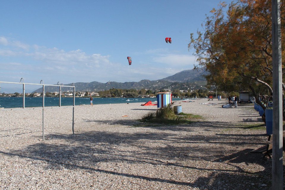 Αγυιά: Βιάστηκαν να βγάλουν τις αλλαξιέρες λουομένων στην Πλαζ