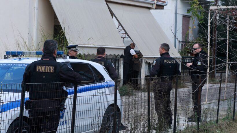 Αιγιάλεια: Συνελήφθη από αστυνομικούς γιατί βρέθηκε με φυσίγγια και μαχαίρι
