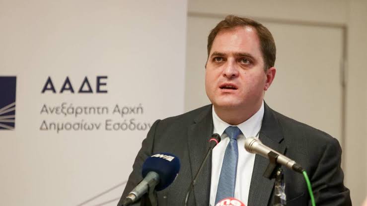 Πιτσίλης με έγγραφο αίτησης για έρευνα της ΑΑΔΕ