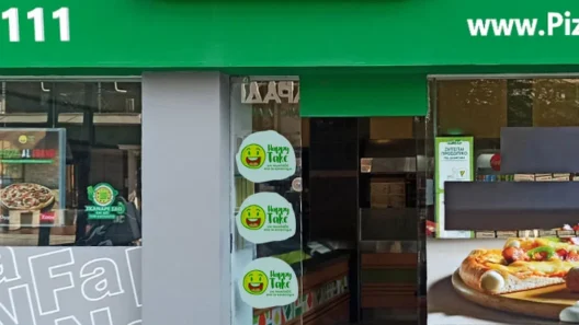 Λογότυπο Pizza Fan με φόντο Πάτρας, σχετικό με το άρθρο