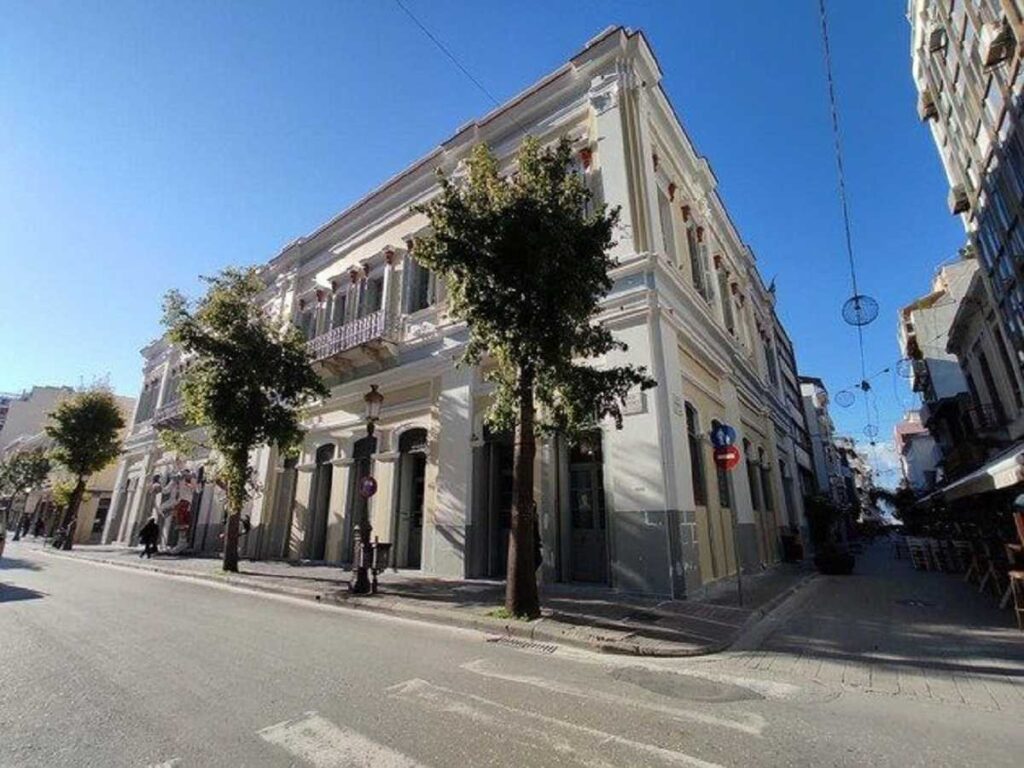 Παλαιό Δημοχείο στην Πάτρα, κτίριο που αναφέρεται στο άρθρο