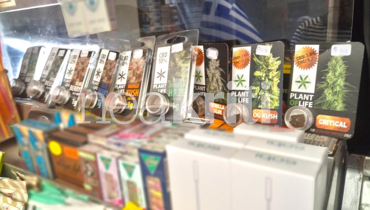 Πάτρα: Επιασαν τρία άτομα για εμπορία χασίς σε περίπτερο ΦΩΤΟ